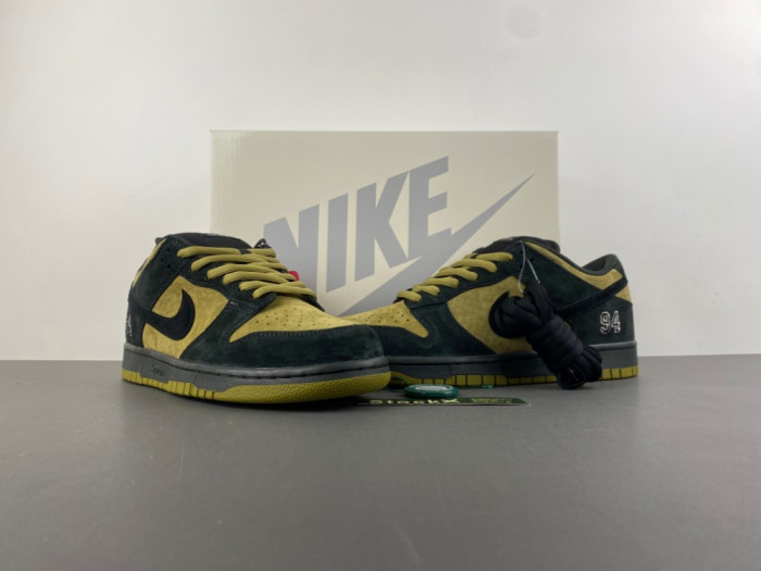 Svp*me x nike sb dunk low “camper green” hq8487-300